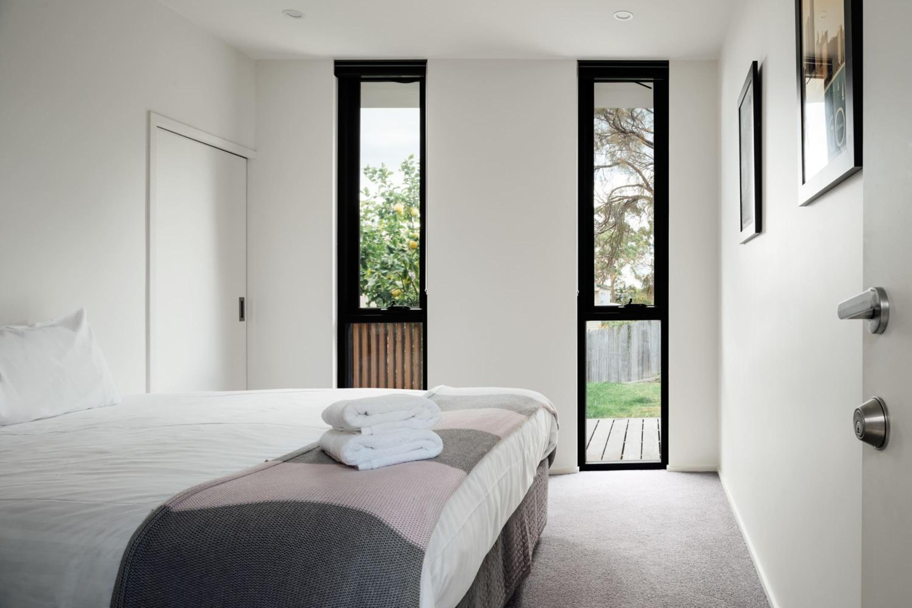 Blessington Beachside Retreat -38km to CBD