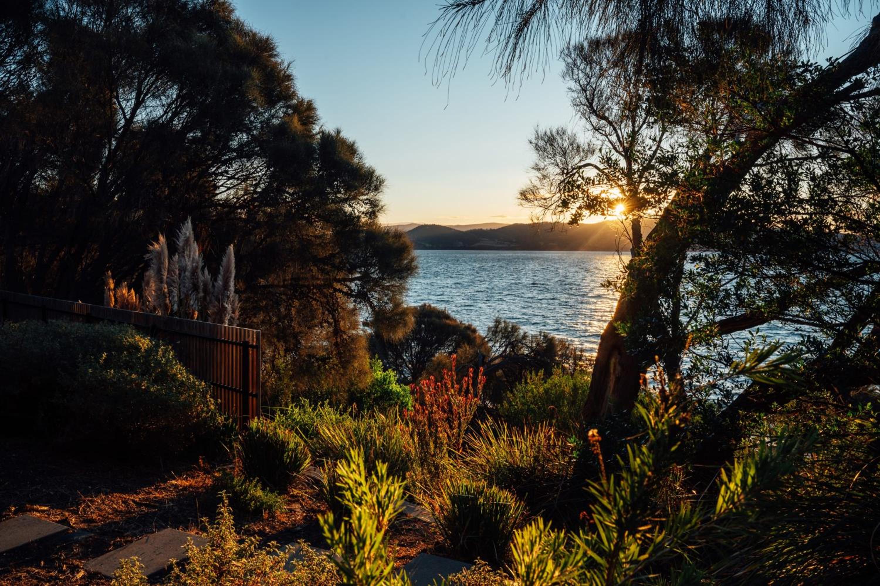 Blessington Beachside Retreat -38km to CBD