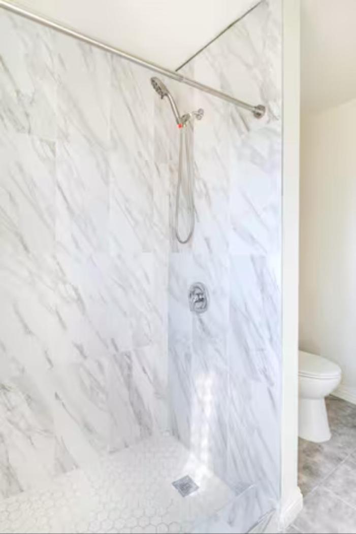 New Renovated Spacious 3 bedroom near DT Alhambra view 4