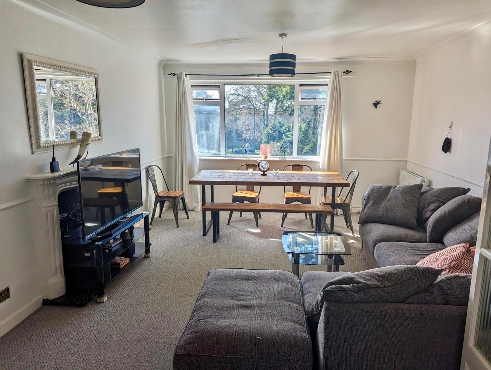 Spacious 2 bedroom 5 people near Bournemouth Beach view 4