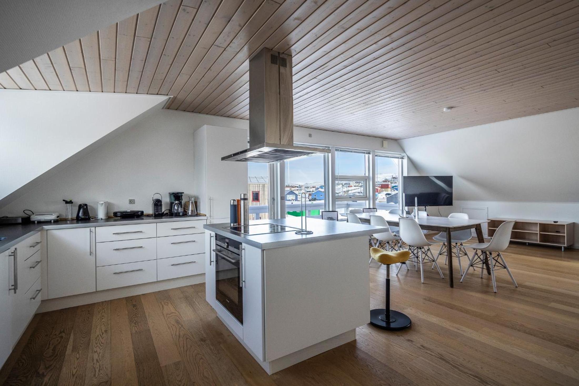 Ilulissat Stay - 4-bedroom villa with sea view and hot tub view 2