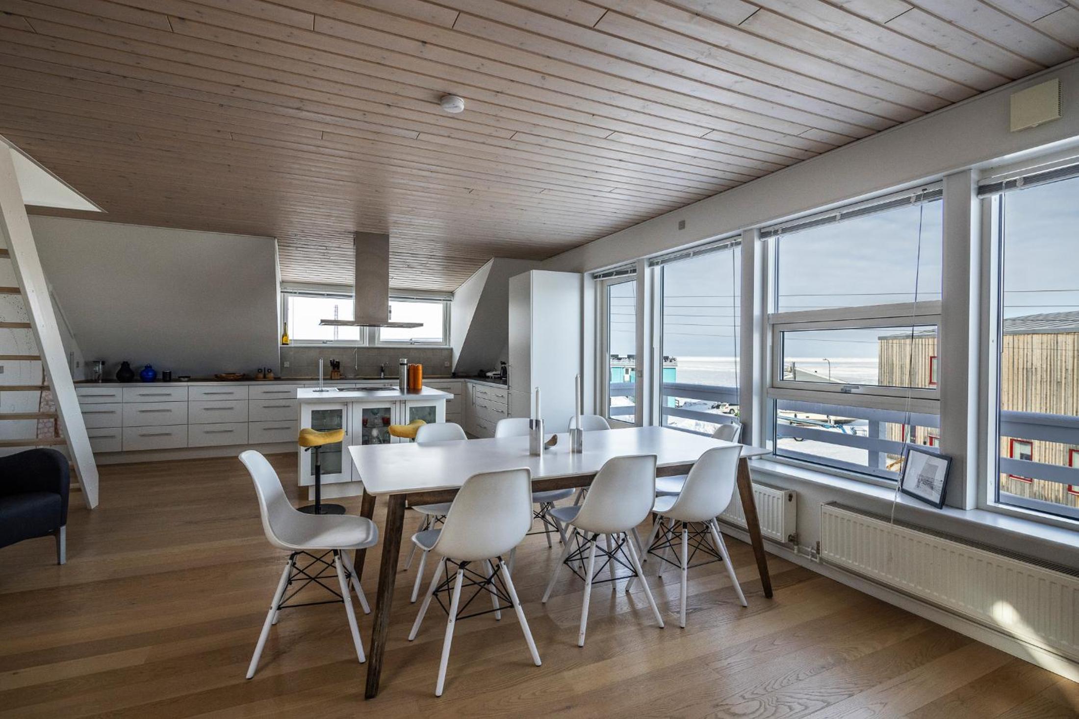 Ilulissat Stay - 4-bedroom villa with sea view and hot tub view 4