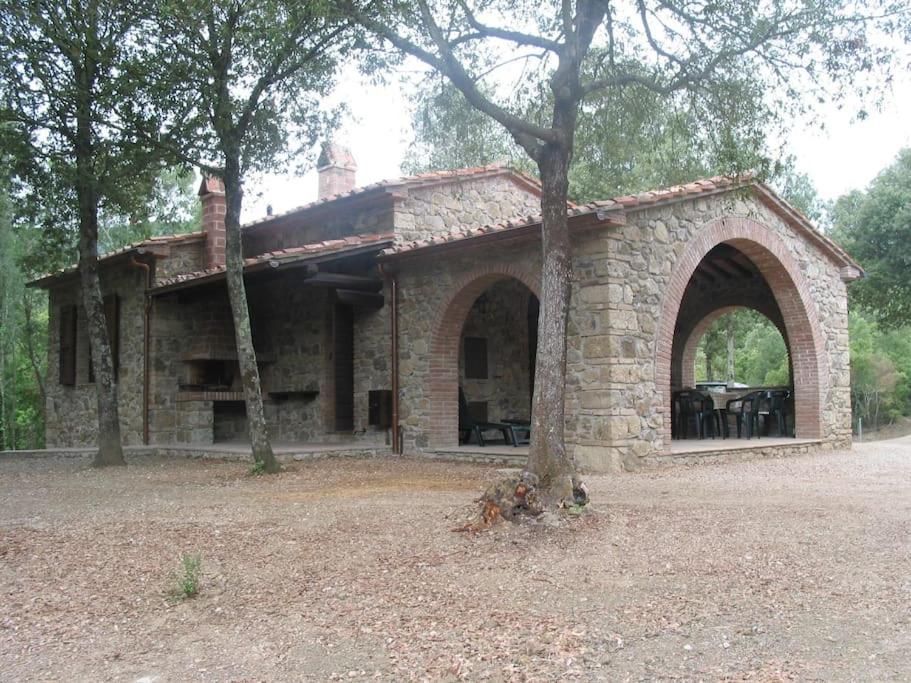 Rustico in un parco di lecci