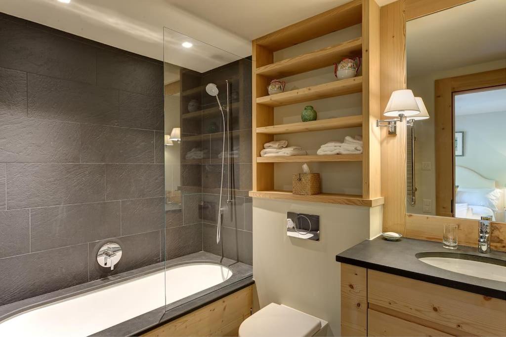 Luxury Chalet in Rougemont, 5 bedrooms & sauna