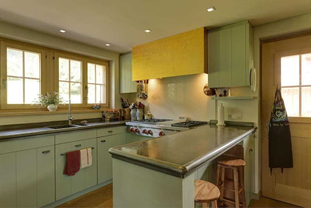Luxury Chalet in Rougemont, 5 bedrooms & sauna