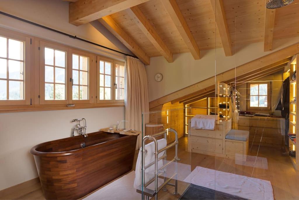 Luxury Chalet in Rougemont, 5 bedrooms & sauna