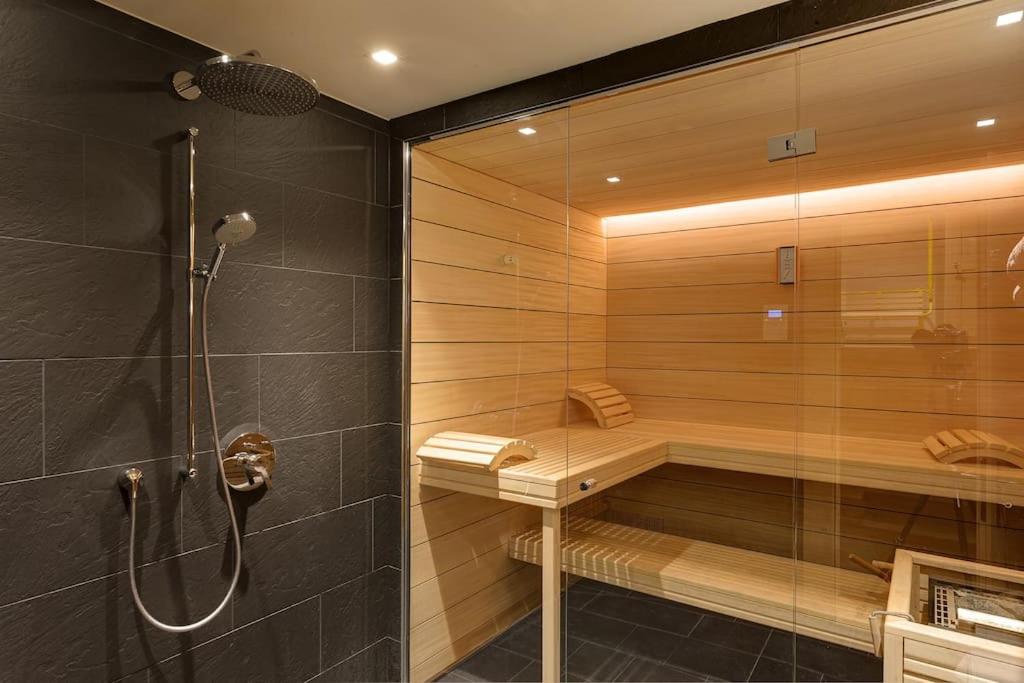 Luxury Chalet in Rougemont, 5 bedrooms & sauna