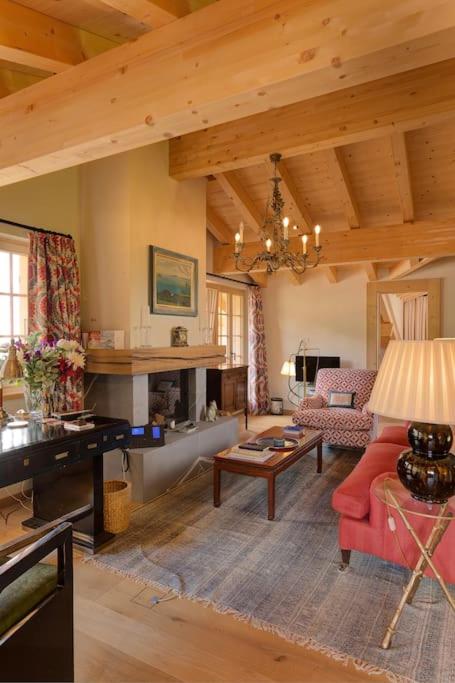 Luxury Chalet in Rougemont, 5 bedrooms & sauna