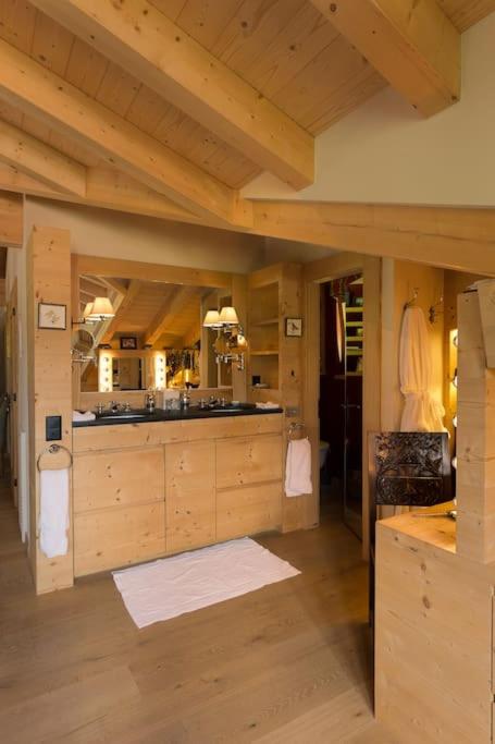 Luxury Chalet in Rougemont, 5 bedrooms & sauna