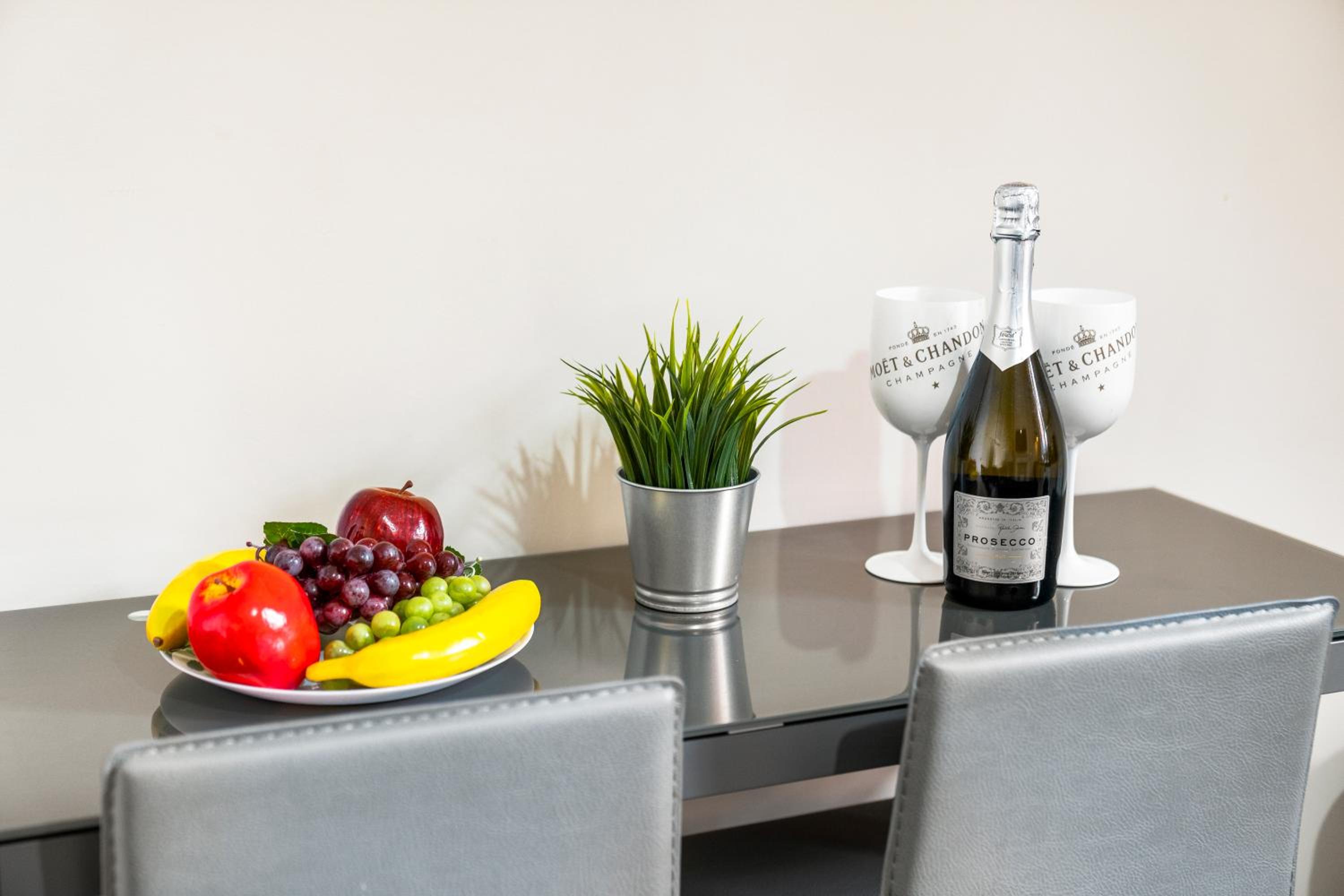 2 Bedroom Apartment - West Brom - Netflix - Wifi - Parking - Excellent Value - WBA