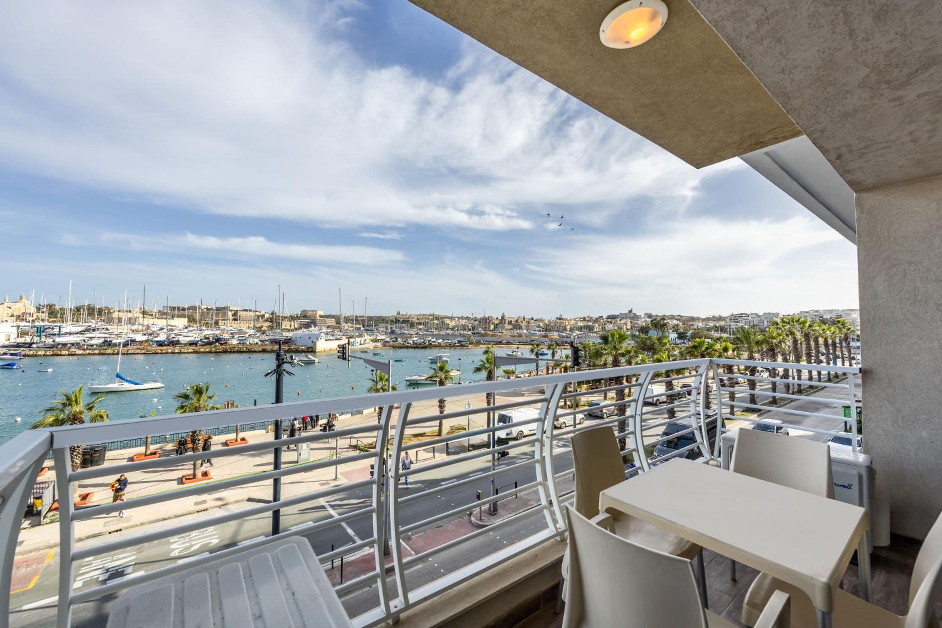 Large & Modern 3BR Seafront Apartment with Large Balcony - Close to Saint Julian's, Sliema, & Manoel Island photo 2