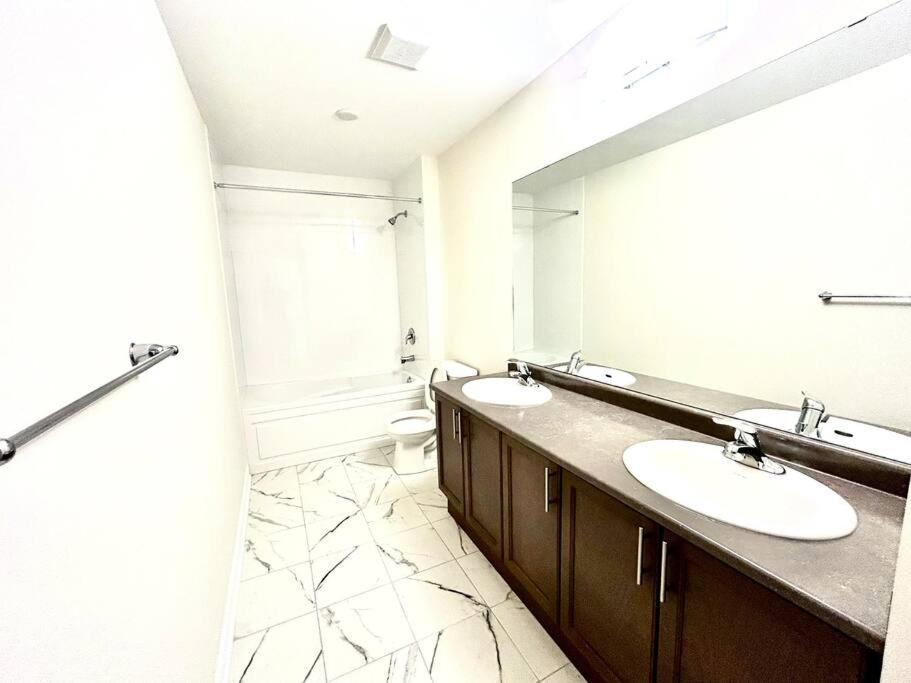 Entire Luxurious Spacious House-Home Away from Home-Only 19 Minutes to Niagara Falls, ON