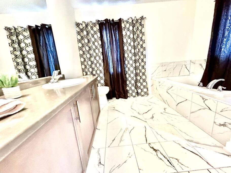 Entire Luxurious Spacious House-Home Away from Home-Only 19 Minutes to Niagara Falls, ON