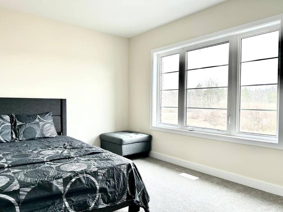 Entire Luxurious Spacious House-Home Away from Home-Only 19 Minutes to Niagara Falls, ON