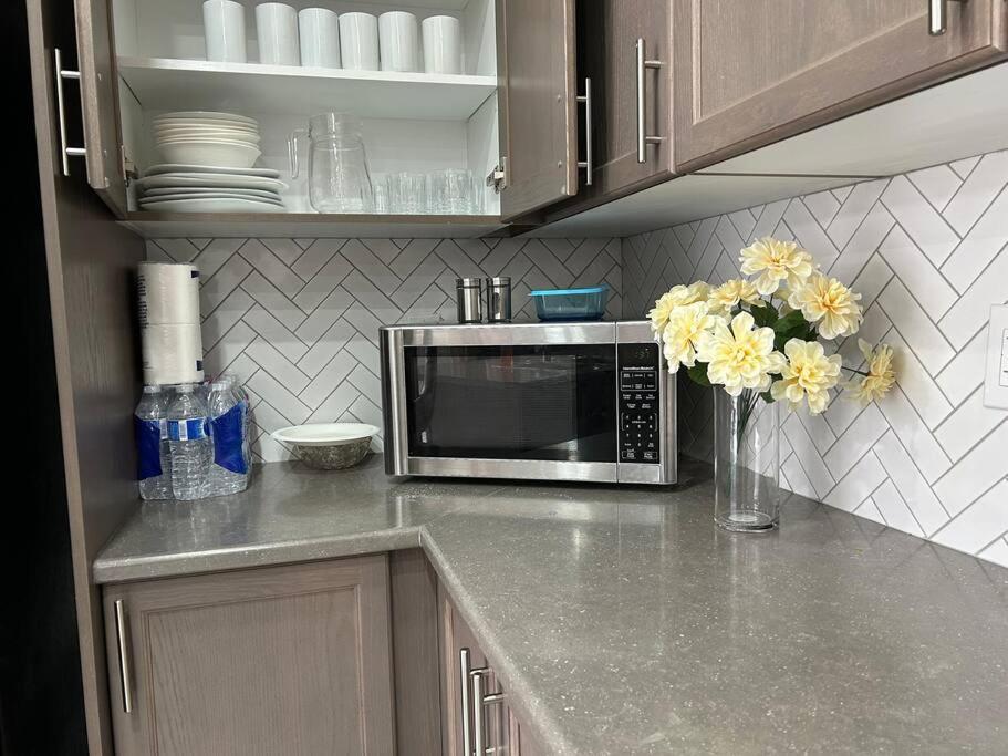 Entire Luxurious Spacious House-Home Away from Home-Only 19 Minutes to Niagara Falls, ON