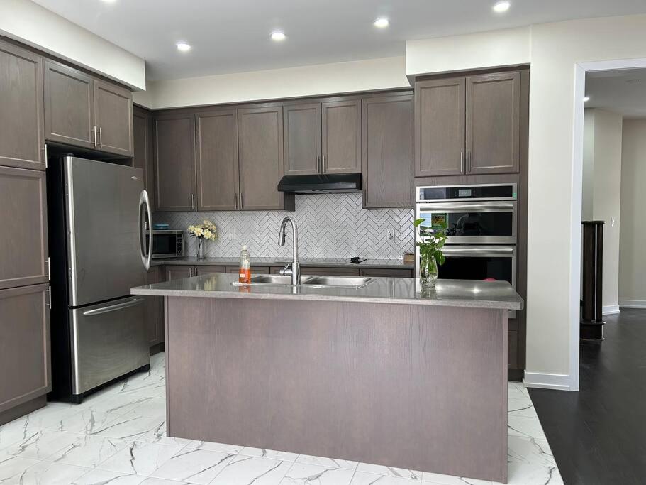 Entire Luxurious Spacious House-Home Away from Home-Only 19 Minutes to Niagara Falls, ON