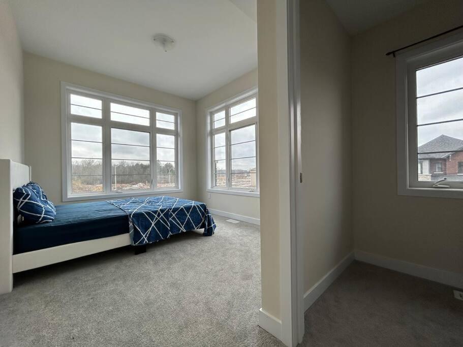 Entire Luxurious Spacious House-Home Away from Home-Only 19 Minutes to Niagara Falls, ON