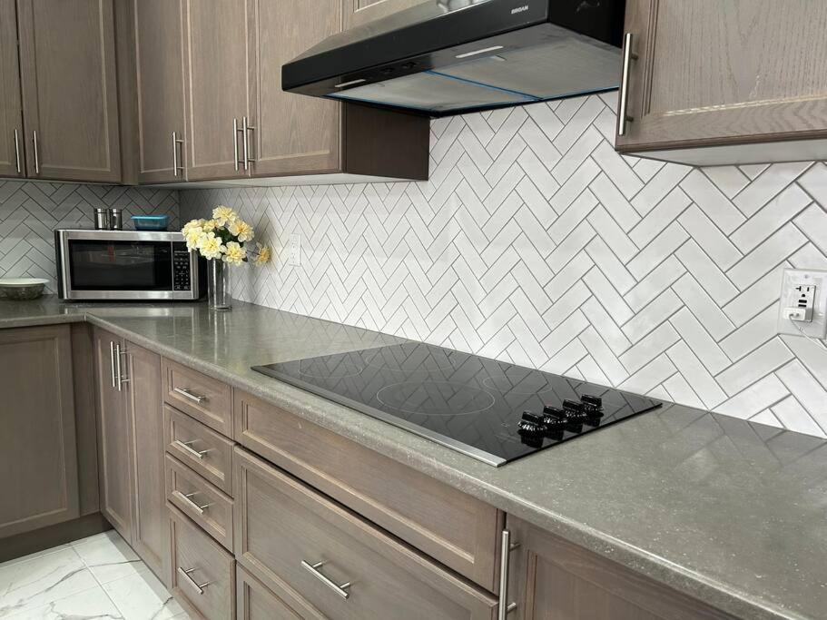 Entire Luxurious Spacious House-Home Away from Home-Only 19 Minutes to Niagara Falls, ON