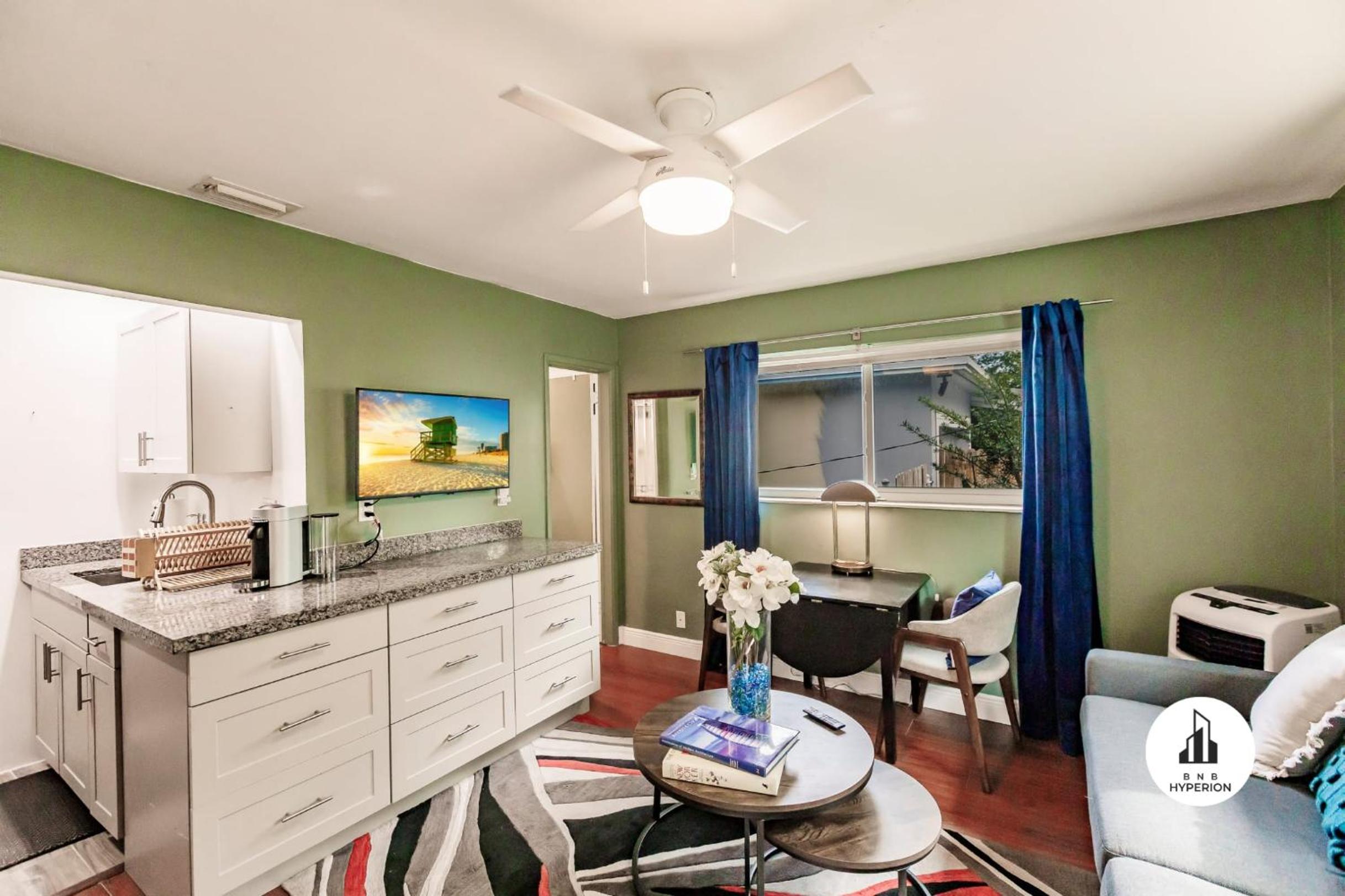Uhost AI - Updated 1B1B Hideaway - Sleeps 3