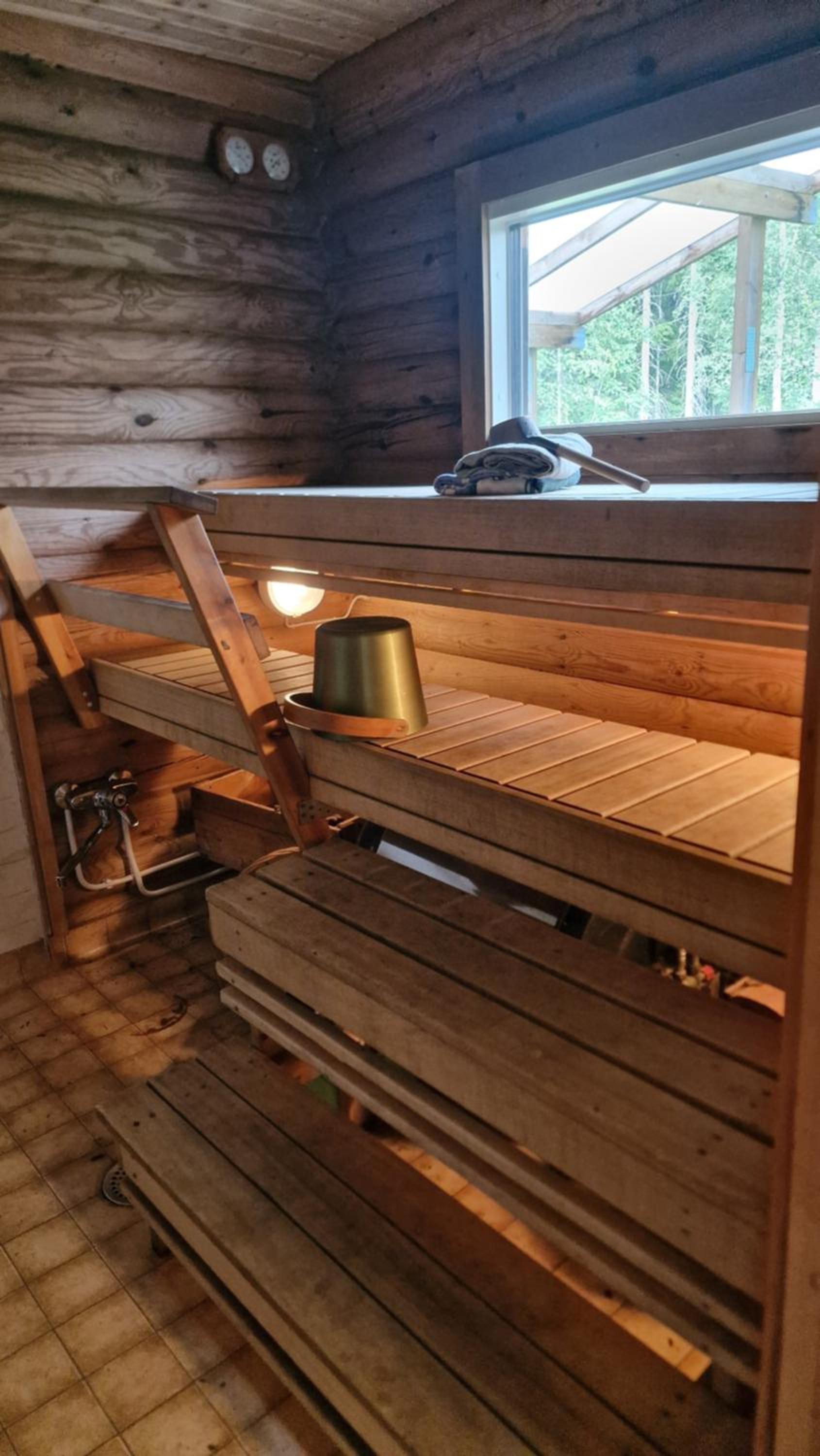 Hirsimökki kansallispuistossa
