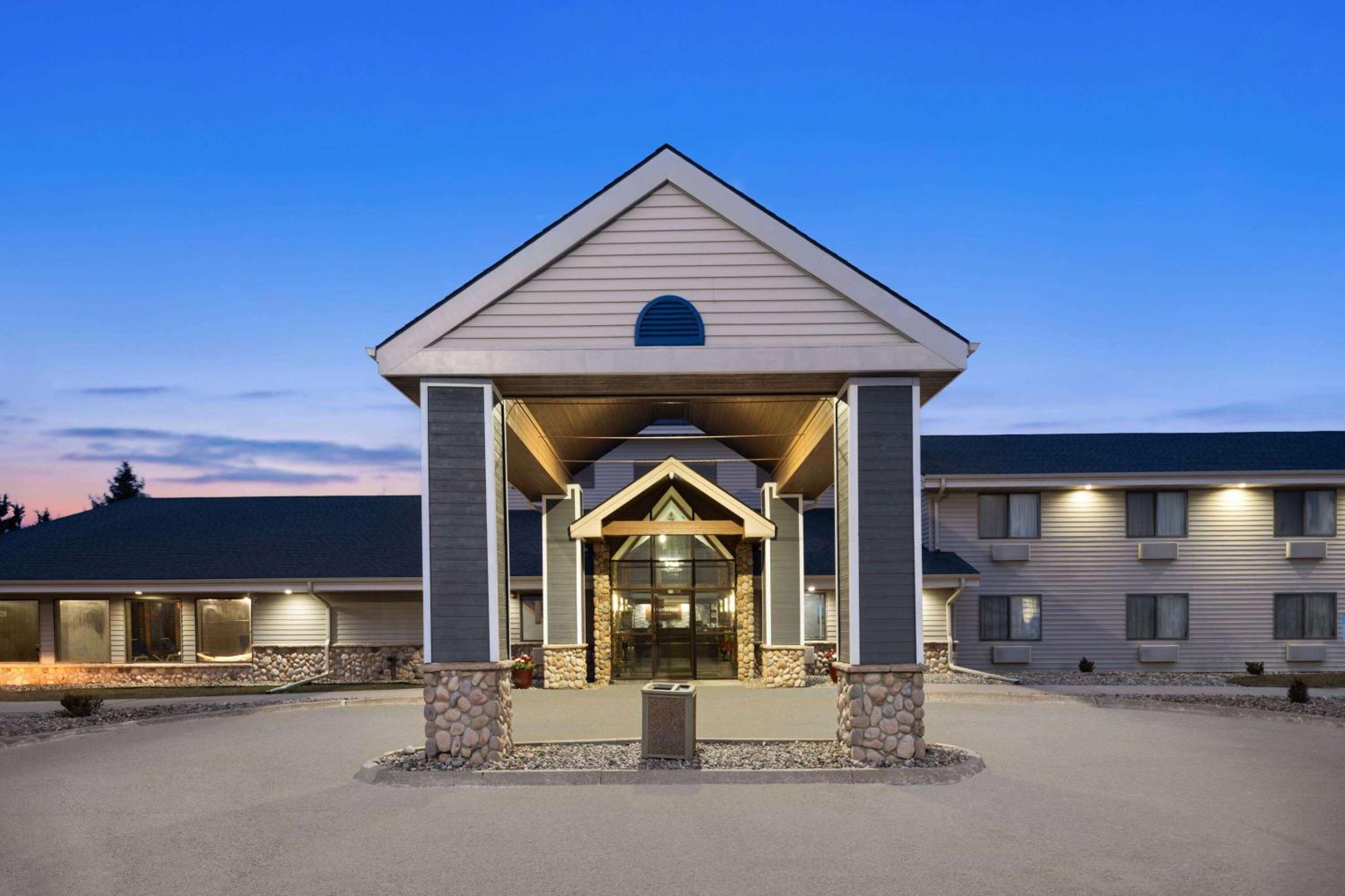 Hotel AmericInn by Wyndham Stuart