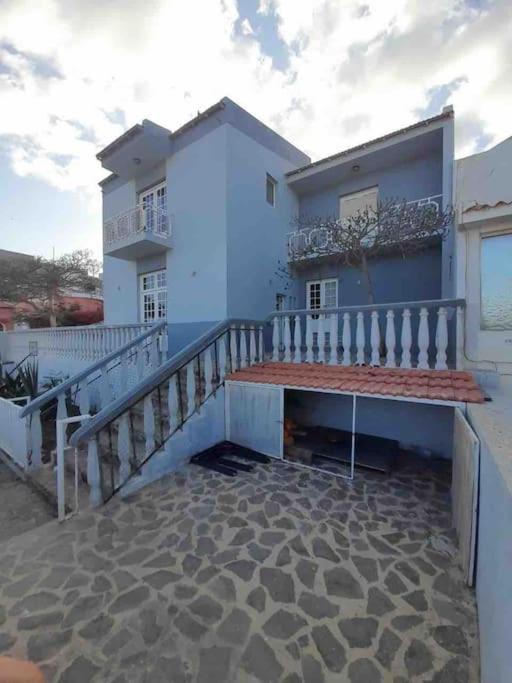 Vivenda com pátio, no coração do Mindelo