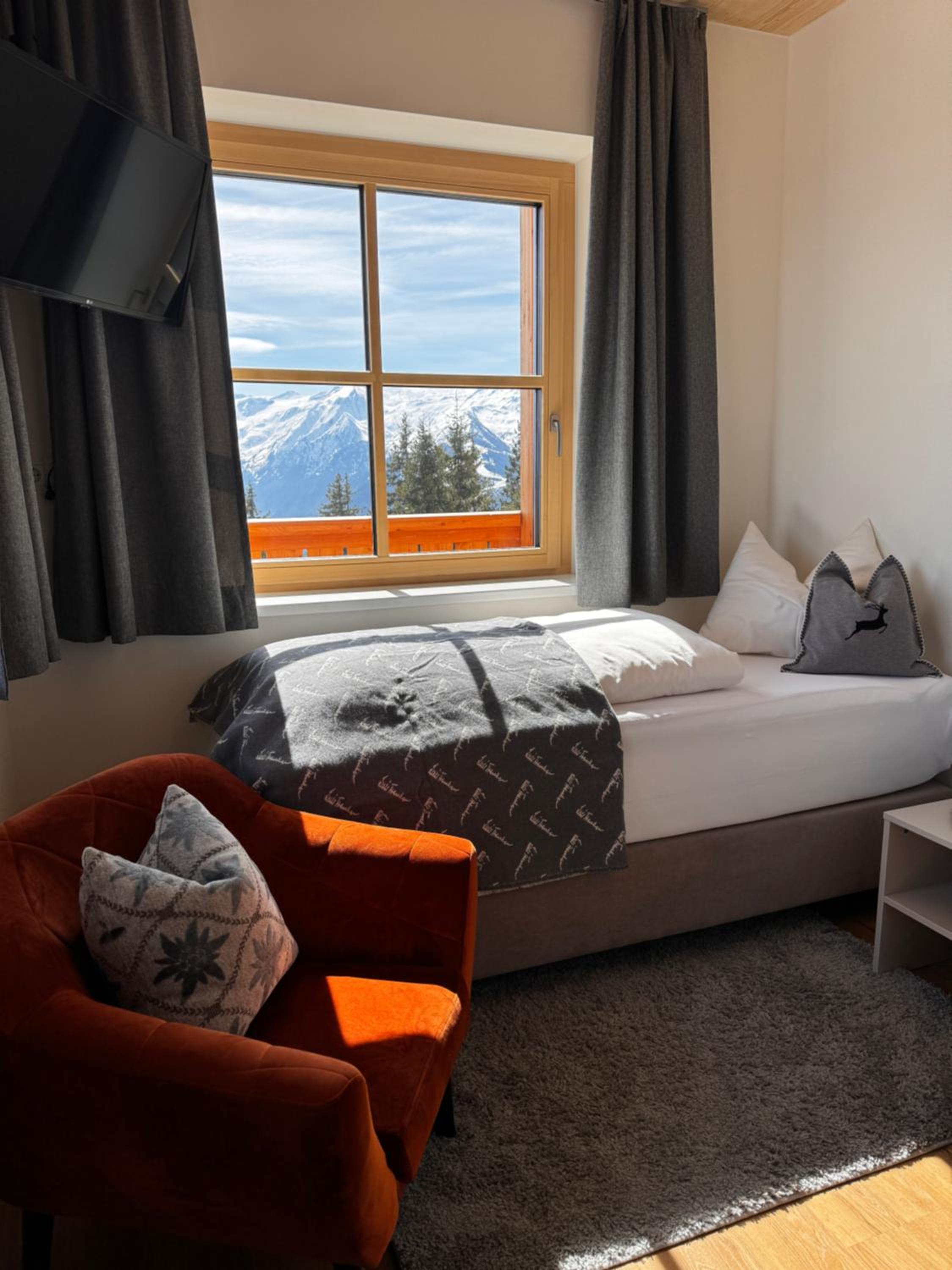 GLOCKNERALM - HIKING- and SKIHOTEL exklusively accessible by cable car