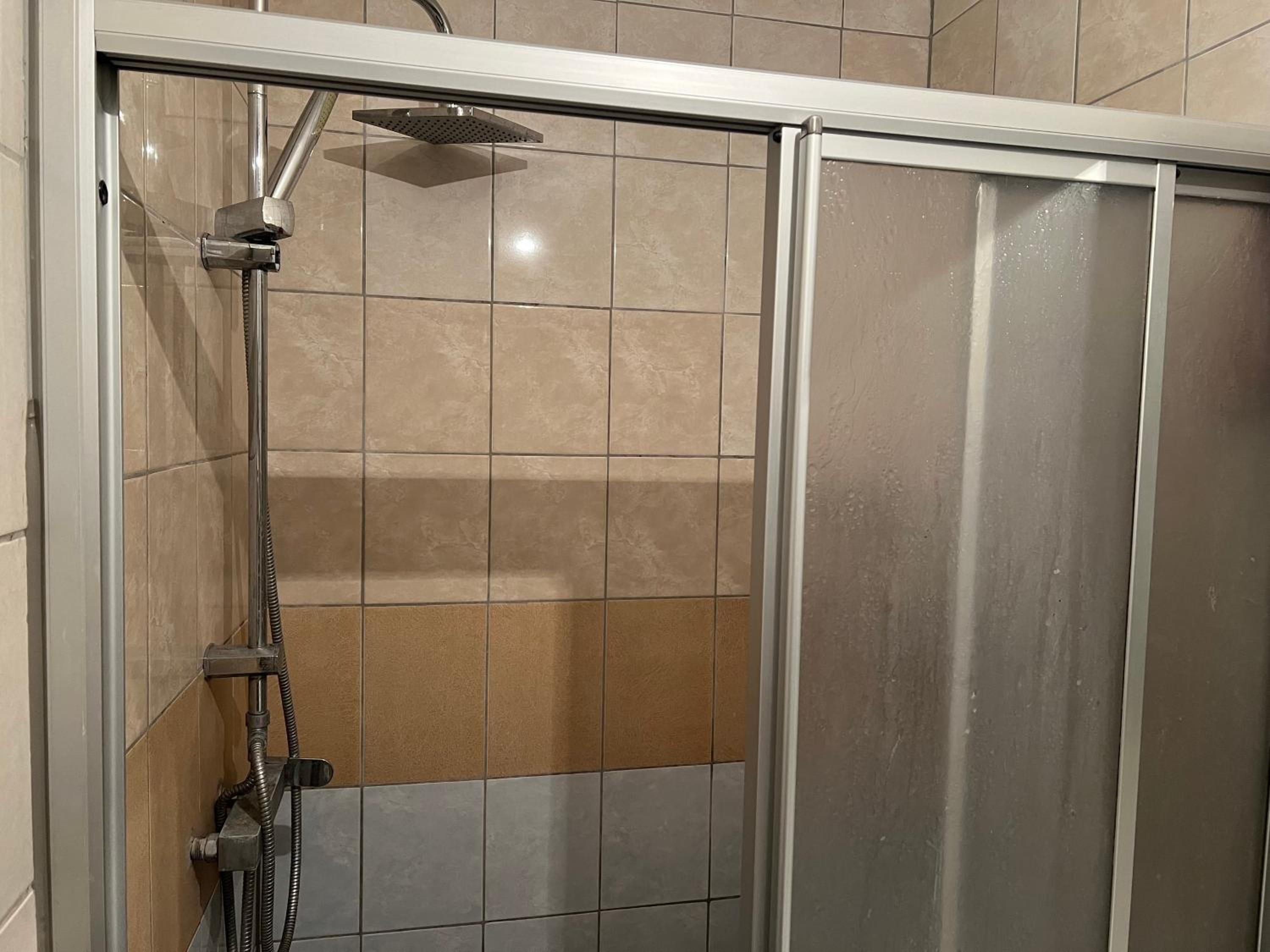 2 Zimmer mit Bad und WC teilen