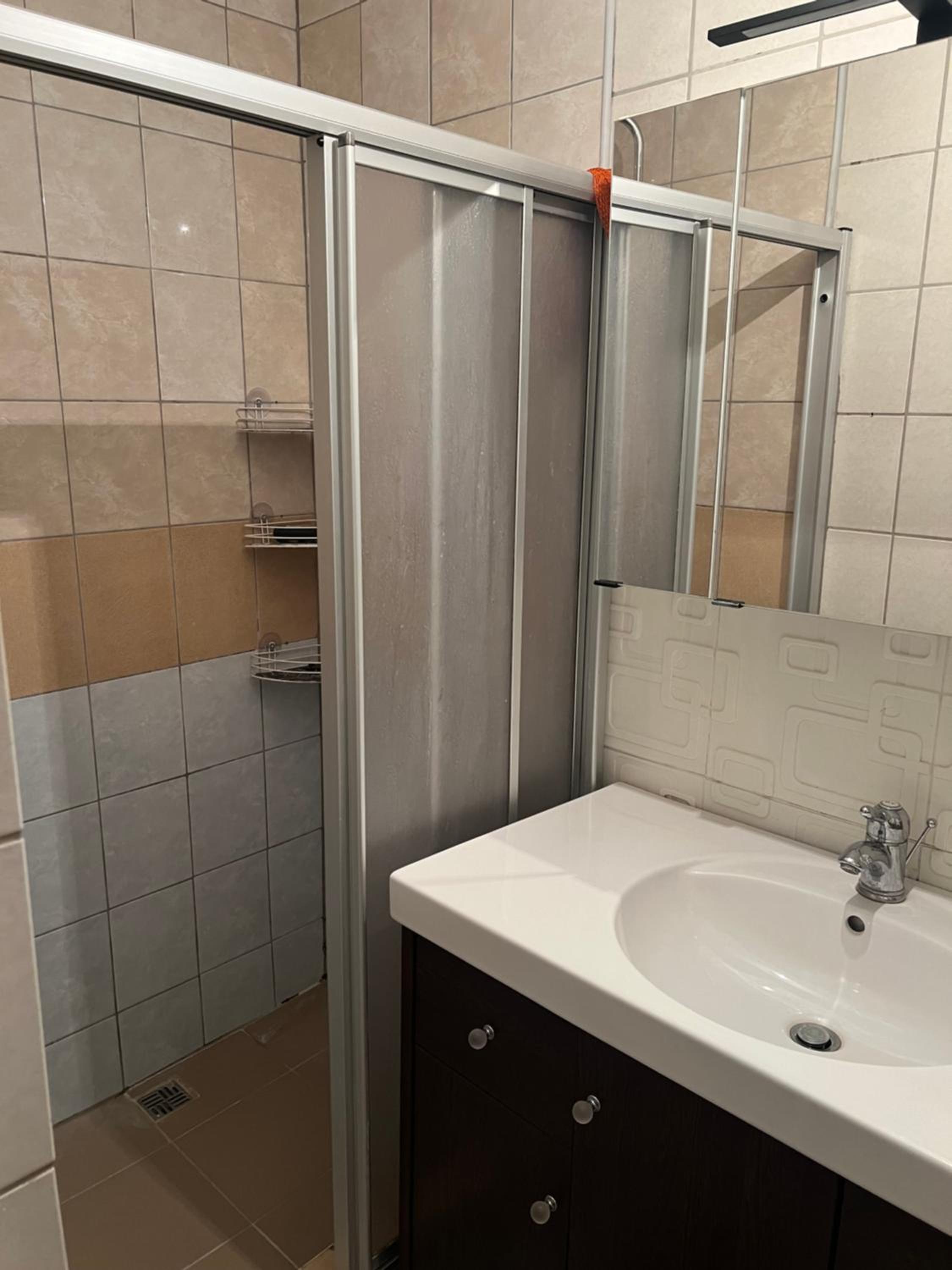 2 Zimmer mit Bad und WC teilen