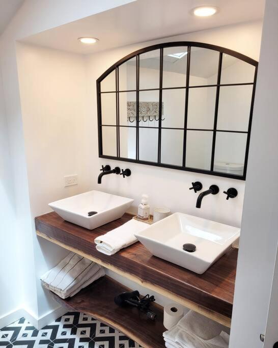Recently remodeled 4 bedroom Michigan lakehouse! view 2