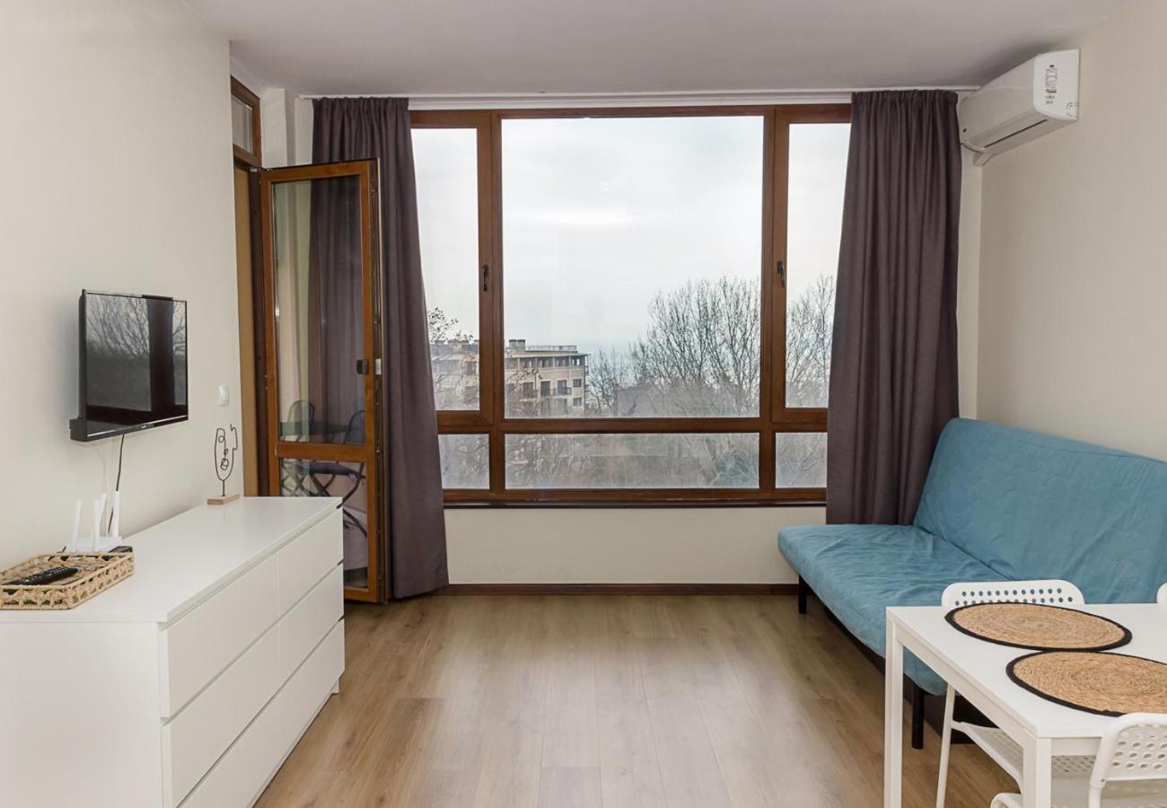 Cozy 1BD Flat in Golden Sands with All You Need