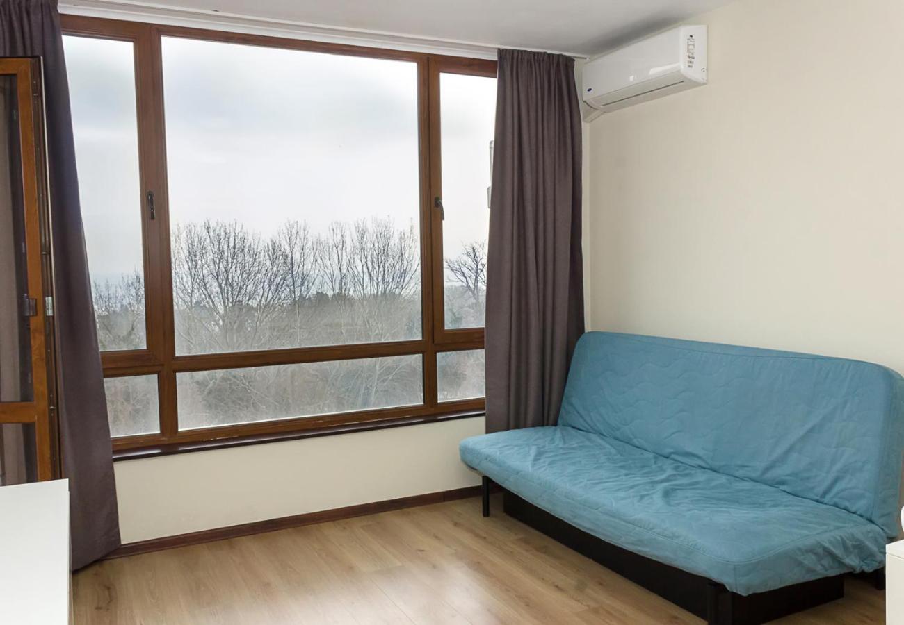 Cozy 1BD Flat in Golden Sands with All You Need