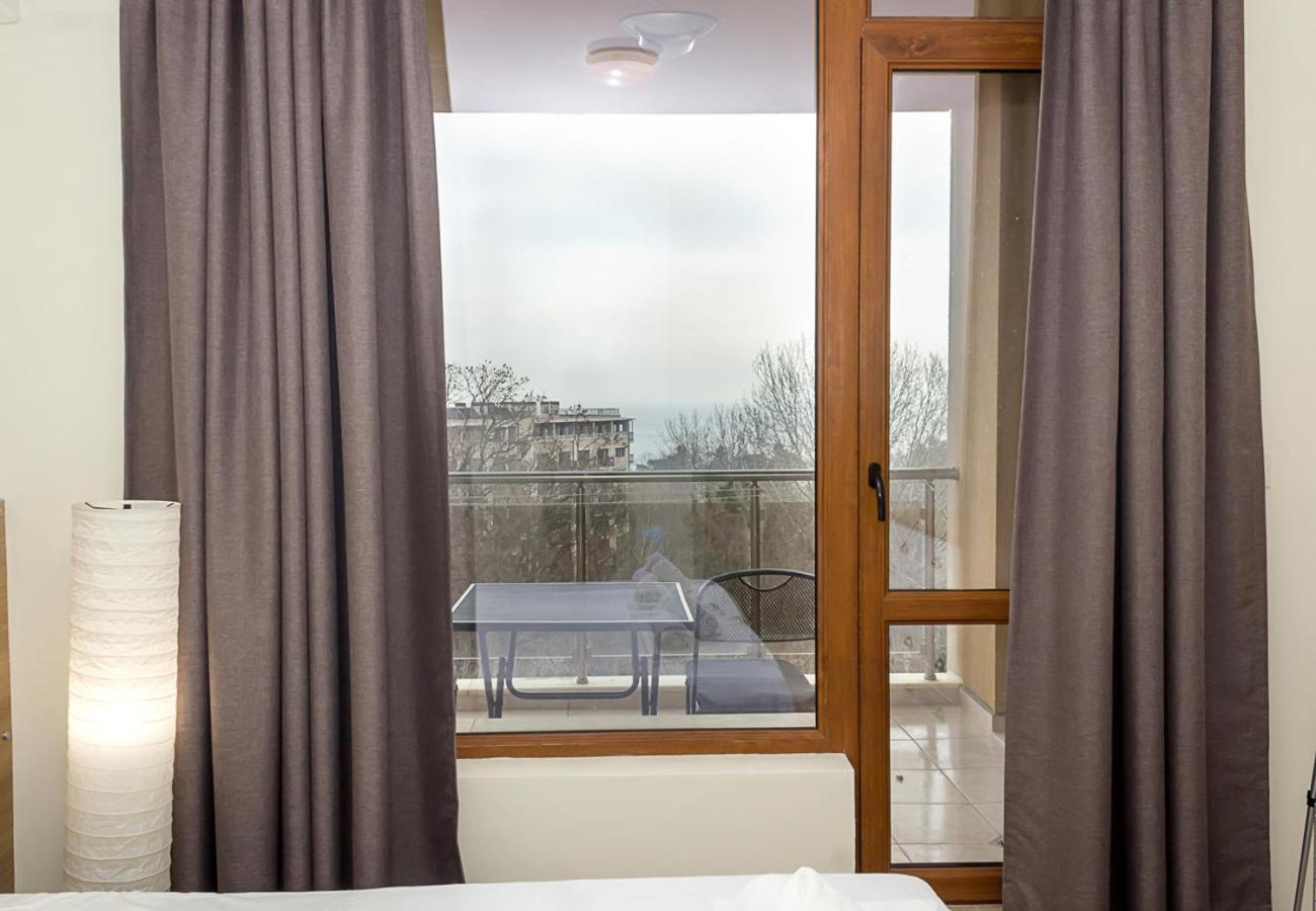 Cozy 1BD Flat in Golden Sands with All You Need