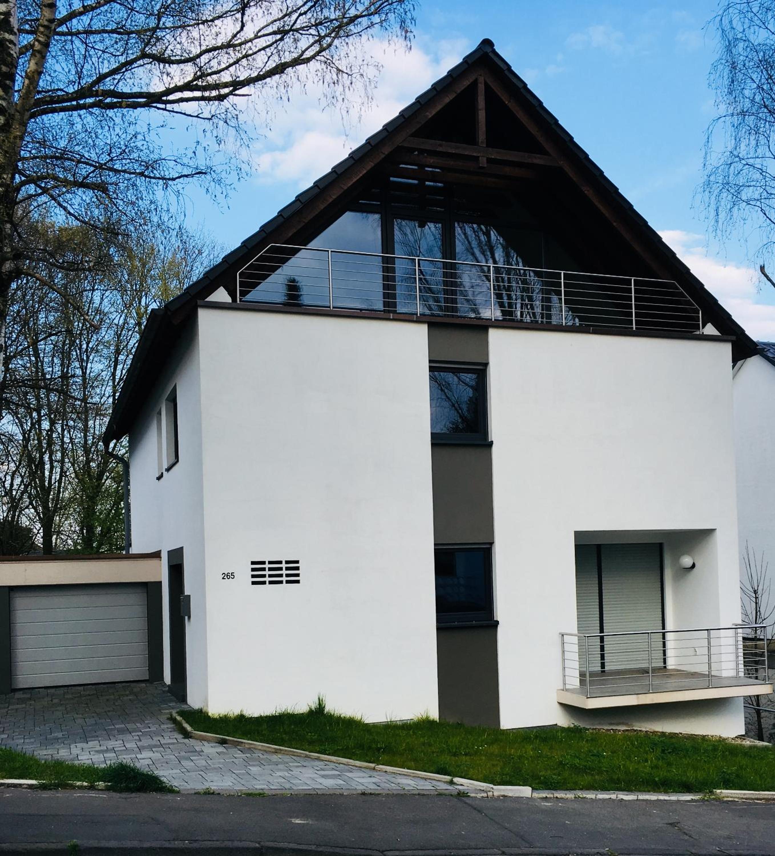 Modernes Ferienhaus mit 2 Balkonen, Terrasse und Garten !