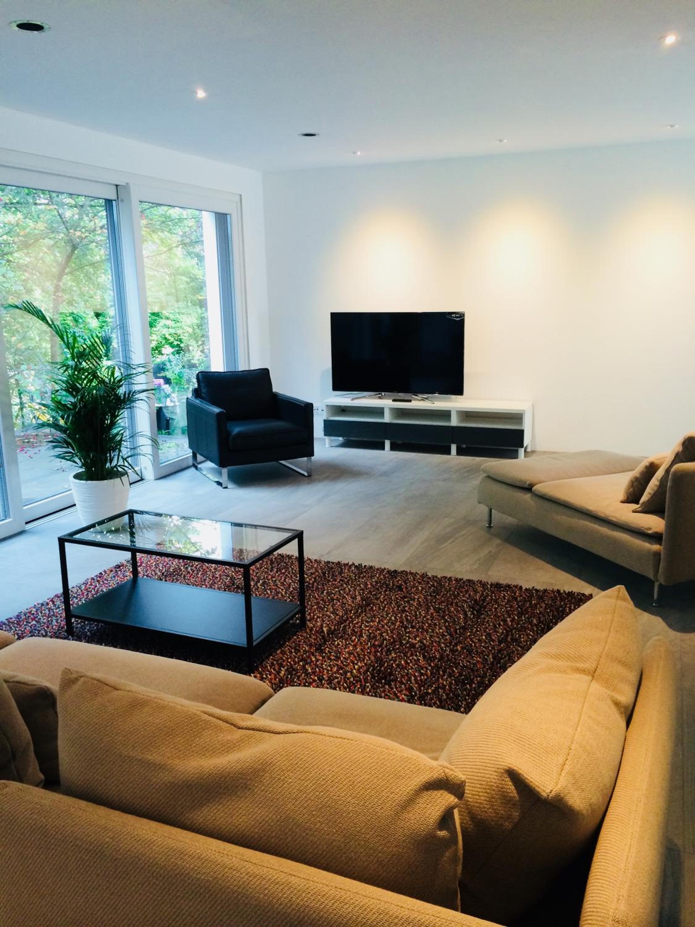Modernes Ferienhaus mit 2 Balkonen, Terrasse und Garten !