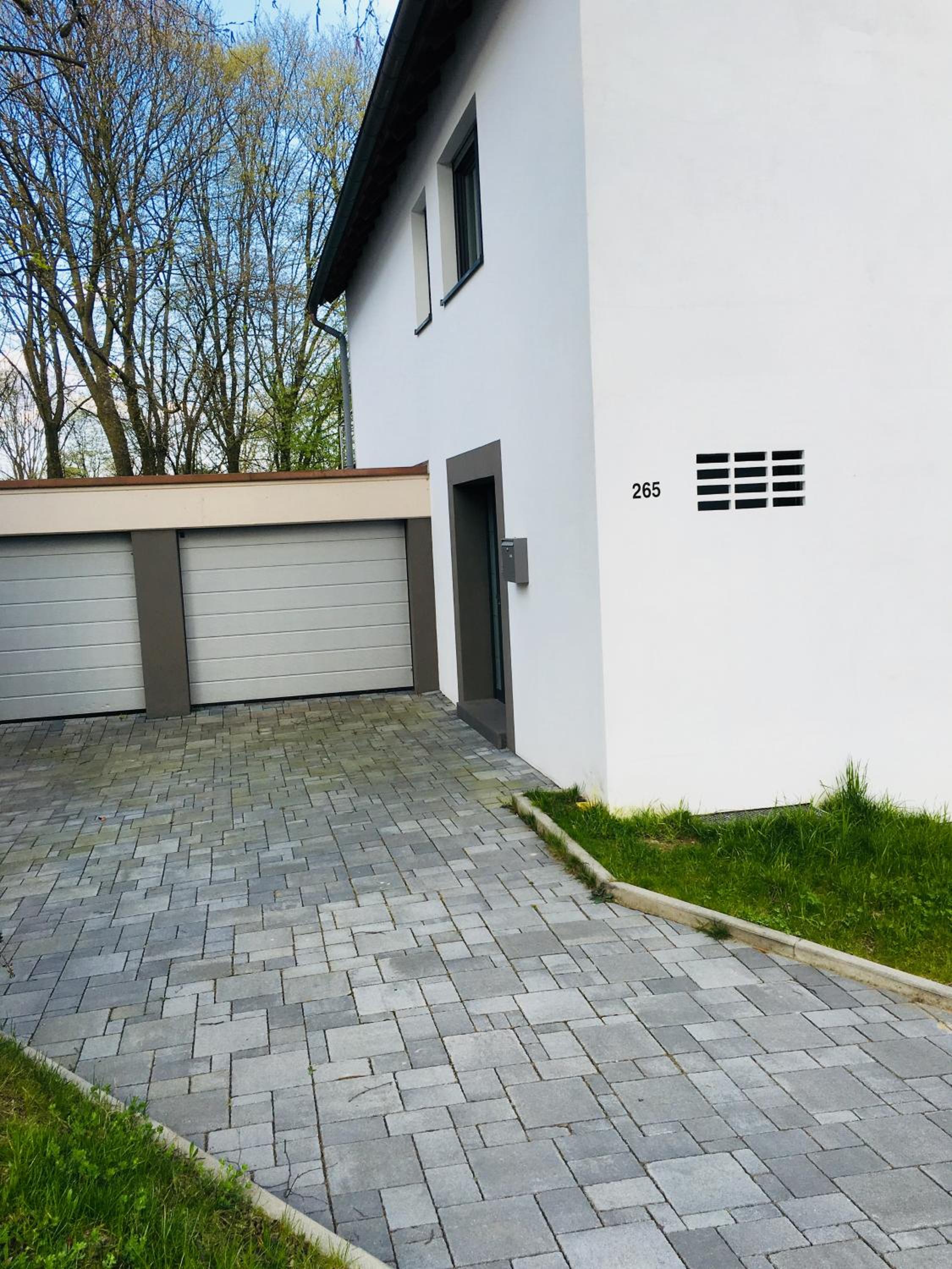 Modernes Ferienhaus mit 2 Balkonen, Terrasse und Garten !