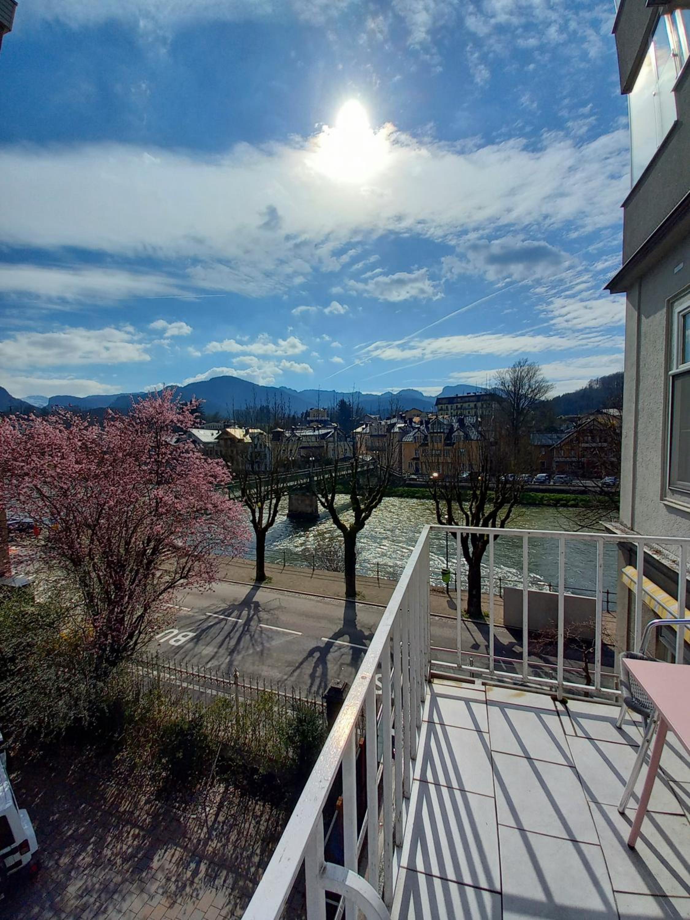 WOLKE, Apartment mit Balkon am Fluss, Zentrum, Parkplatz