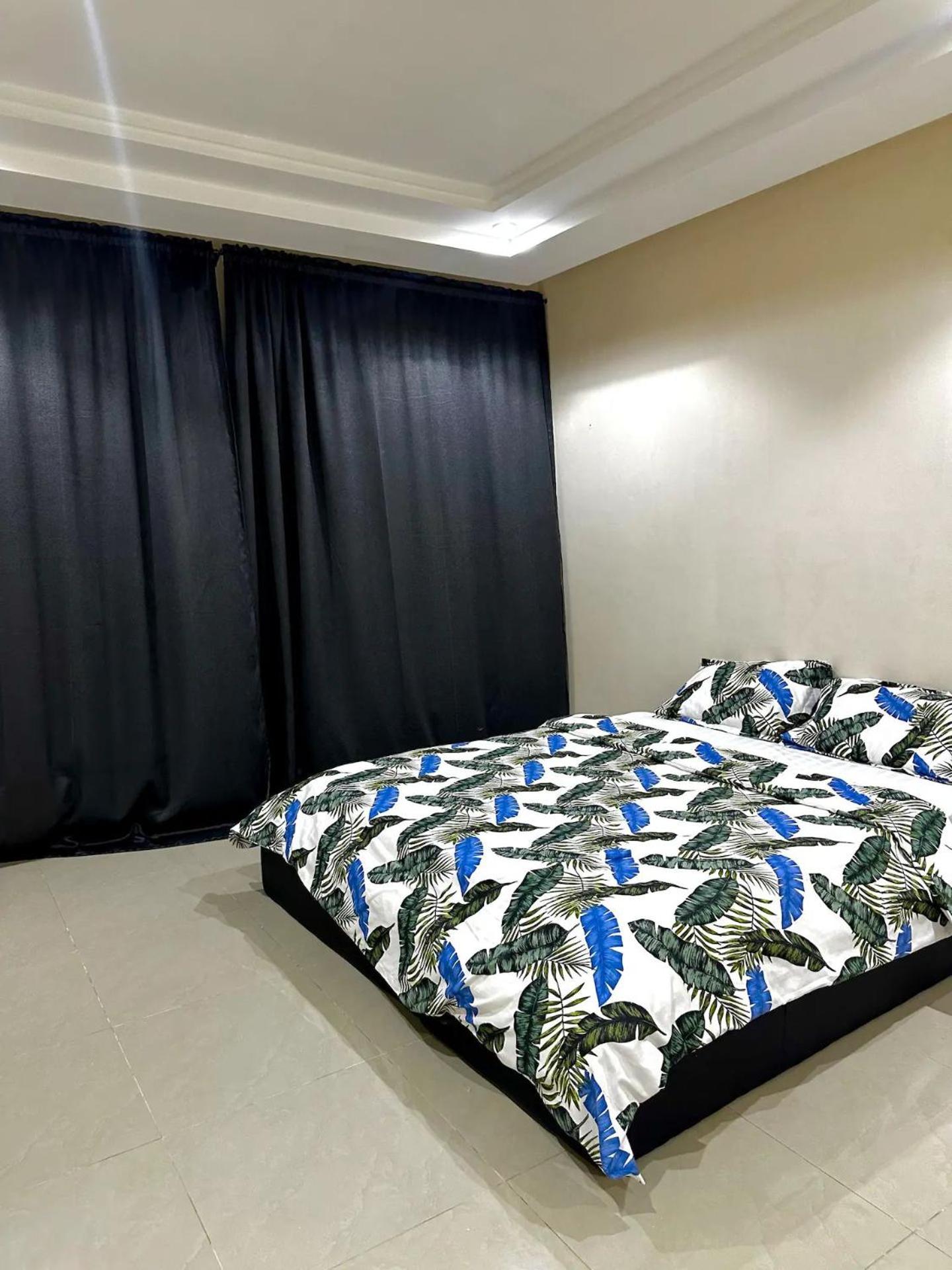 Spacious Private Room With Balcony (Private Shower Downstairs)