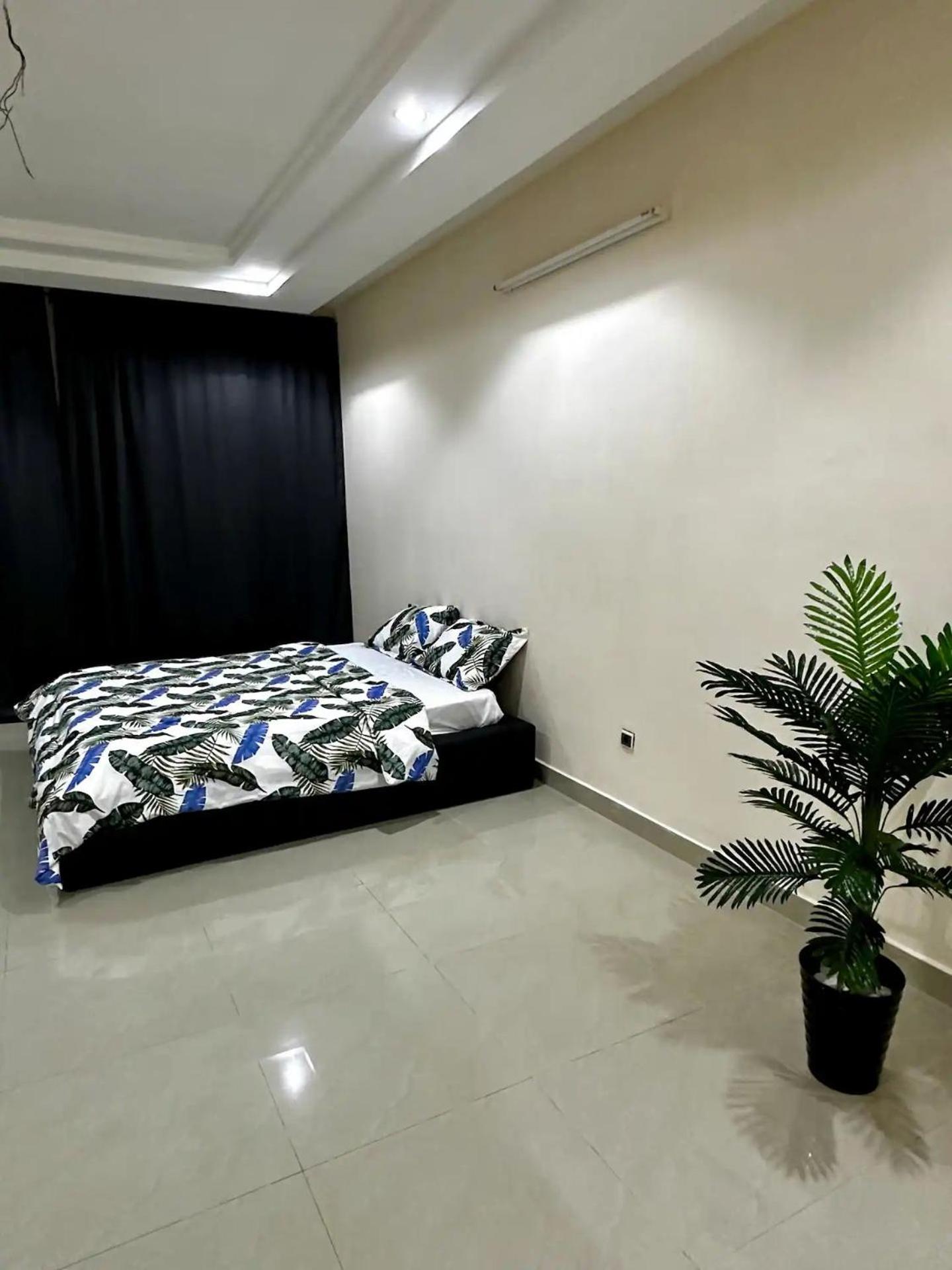 Spacious Private Room With Balcony (Private Shower Downstairs)