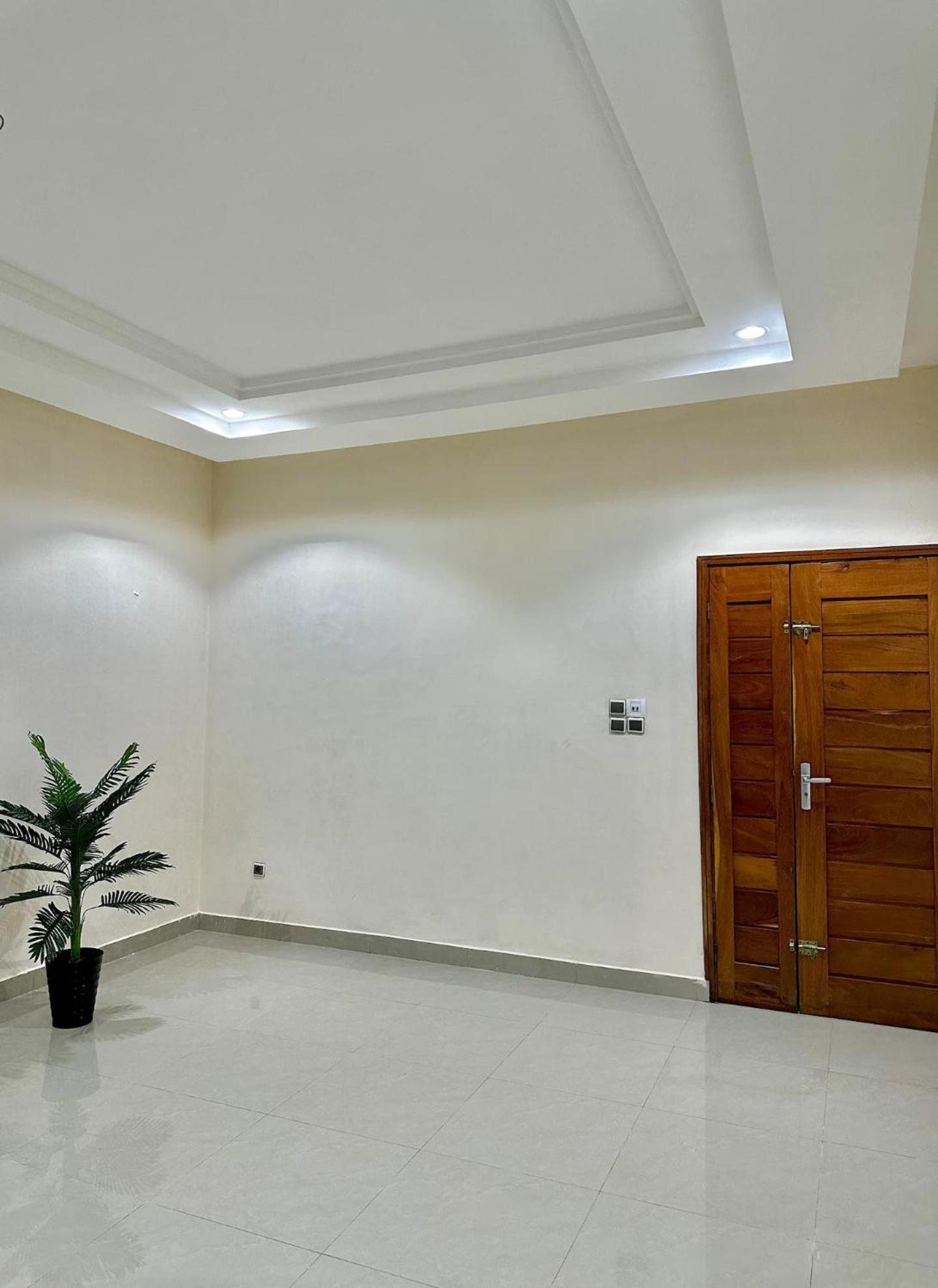 Spacious Private Room With Balcony (Private Shower Downstairs)