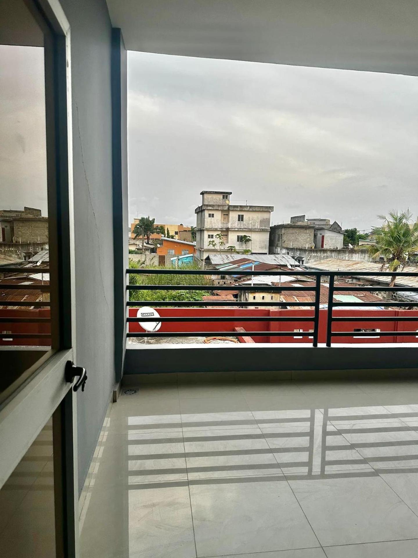 Spacious Private Room With Balcony (Private Shower Downstairs)