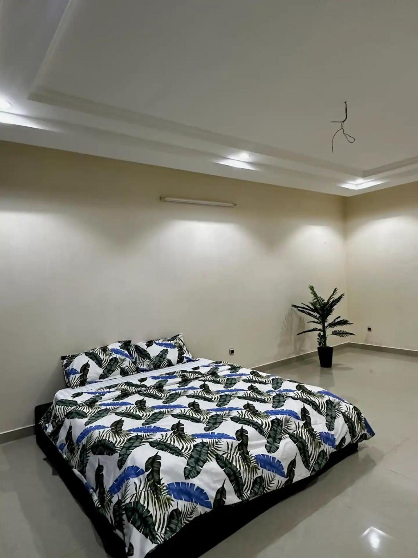 Spacious Private Room With Balcony (Private Shower Downstairs)