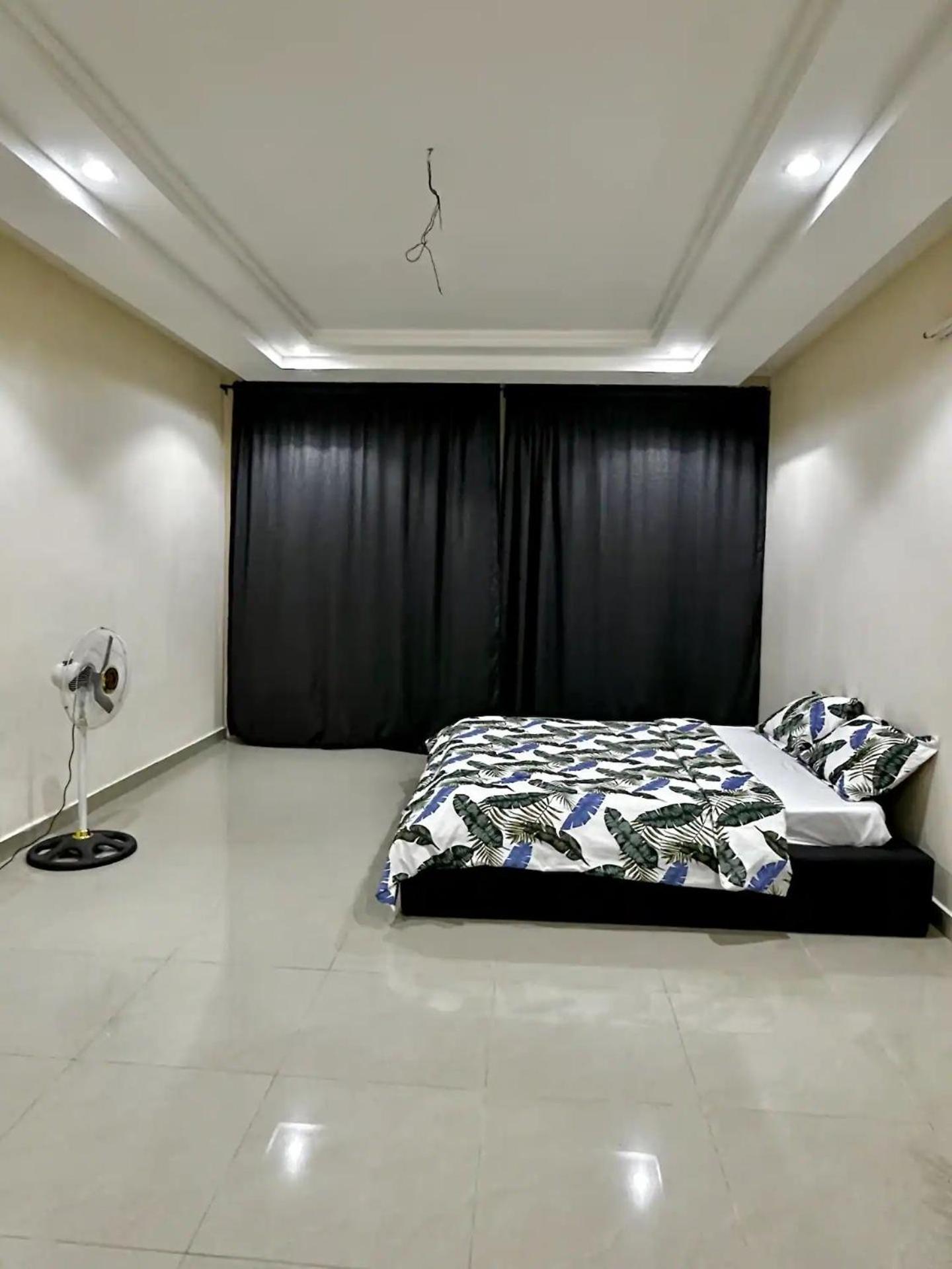 Spacious Private Room With Balcony (Private Shower Downstairs)