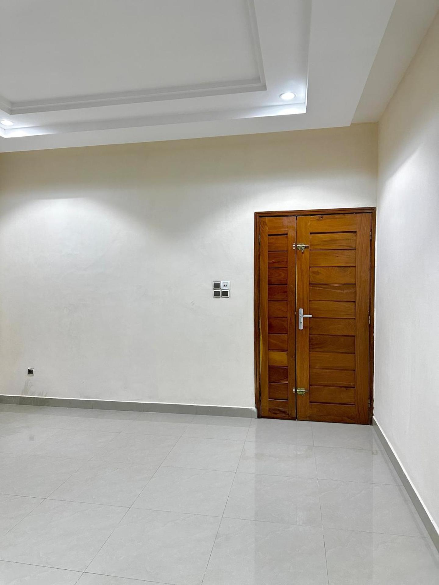 Spacious Private Room With Balcony (Private Shower Downstairs)