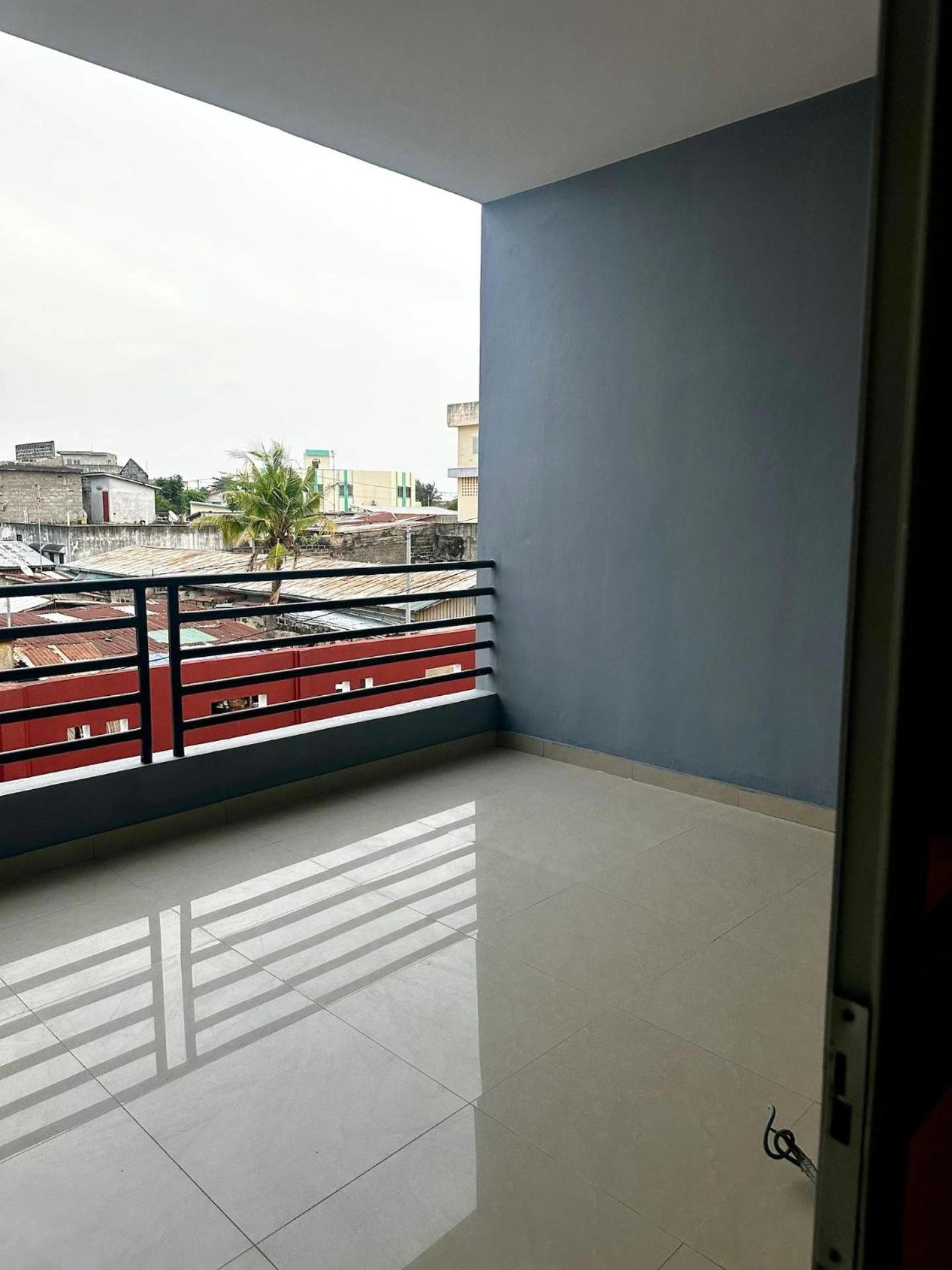 Spacious Private Room With Balcony (Private Shower Downstairs)