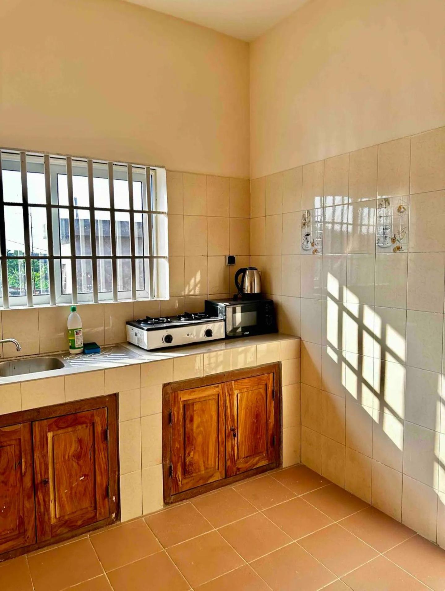 Spacious Private Room With Balcony (Private Shower Downstairs)