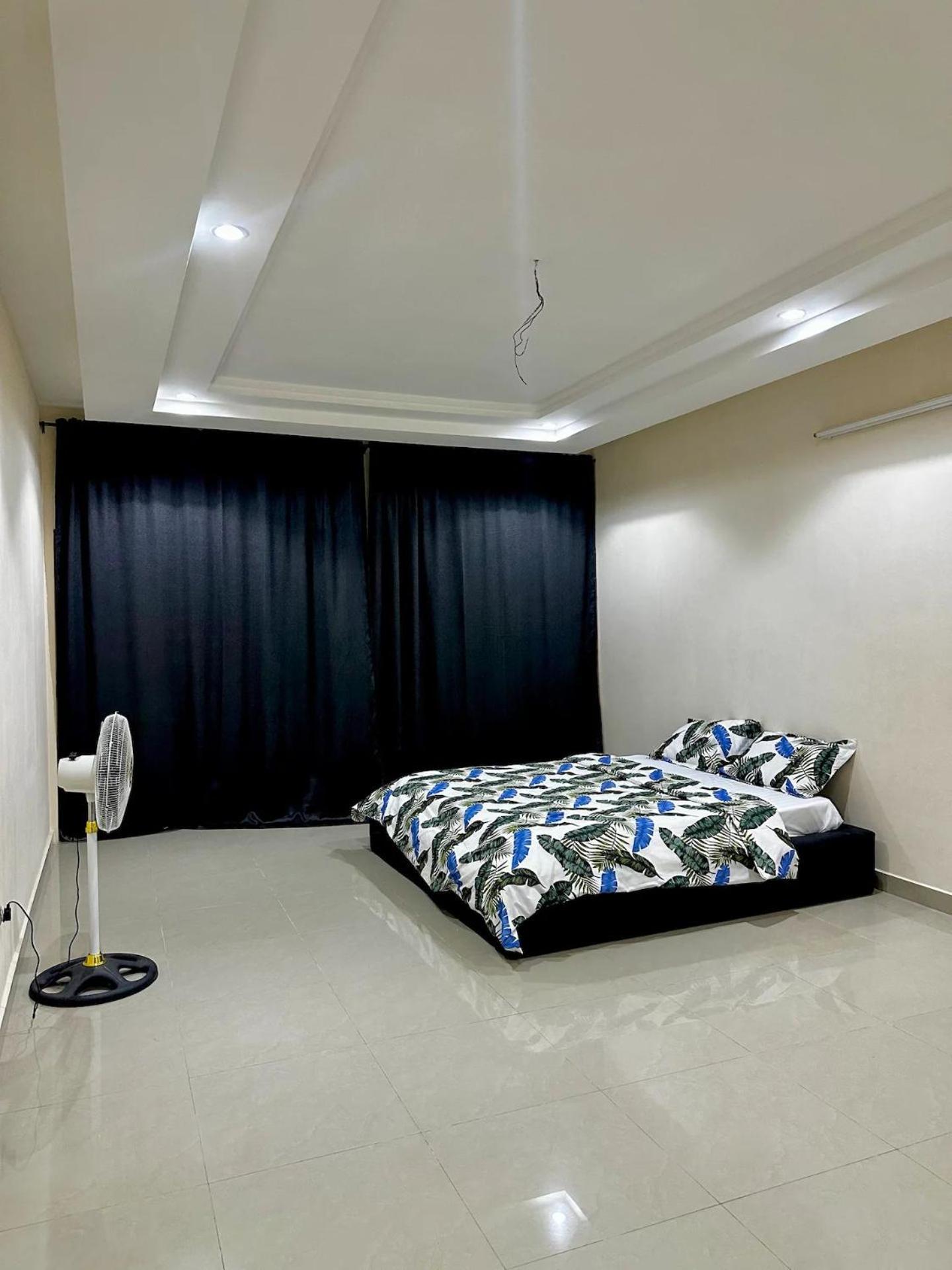 Spacious Private Room With Balcony (Private Shower Downstairs)