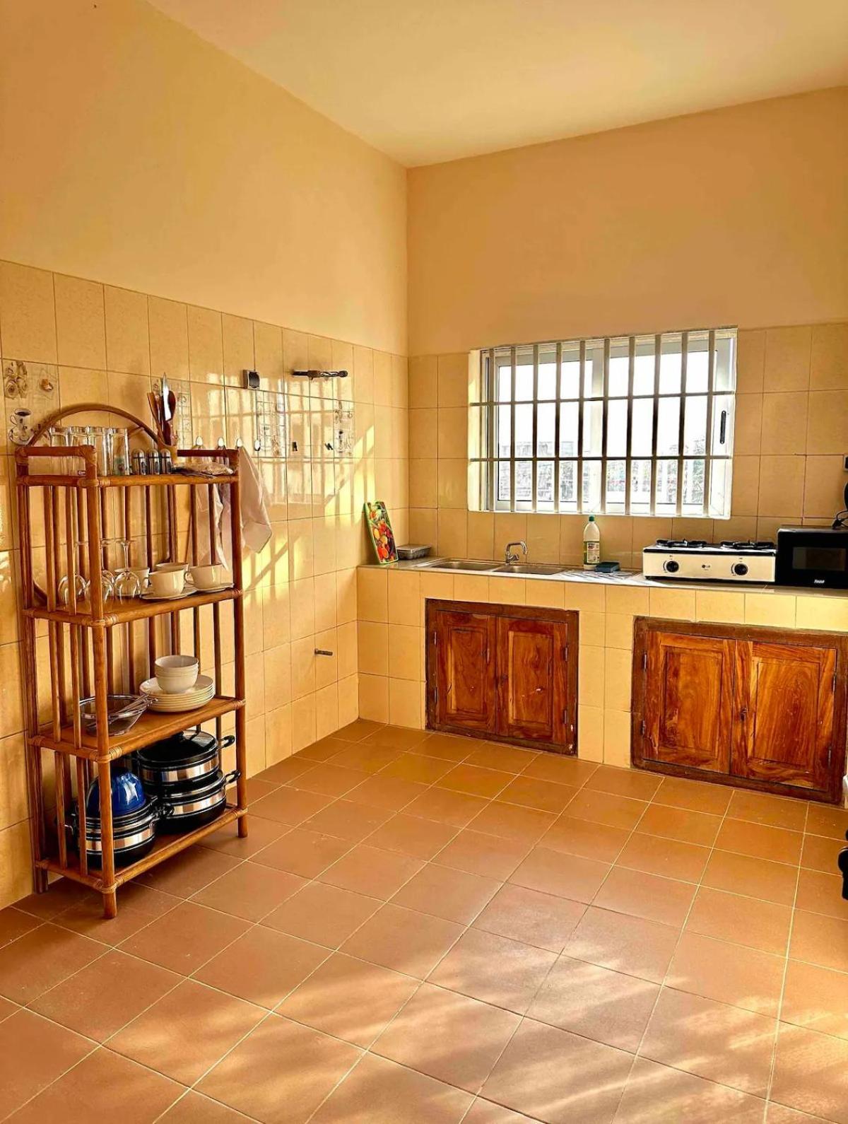 Spacious Private Room With Balcony (Private Shower Downstairs)