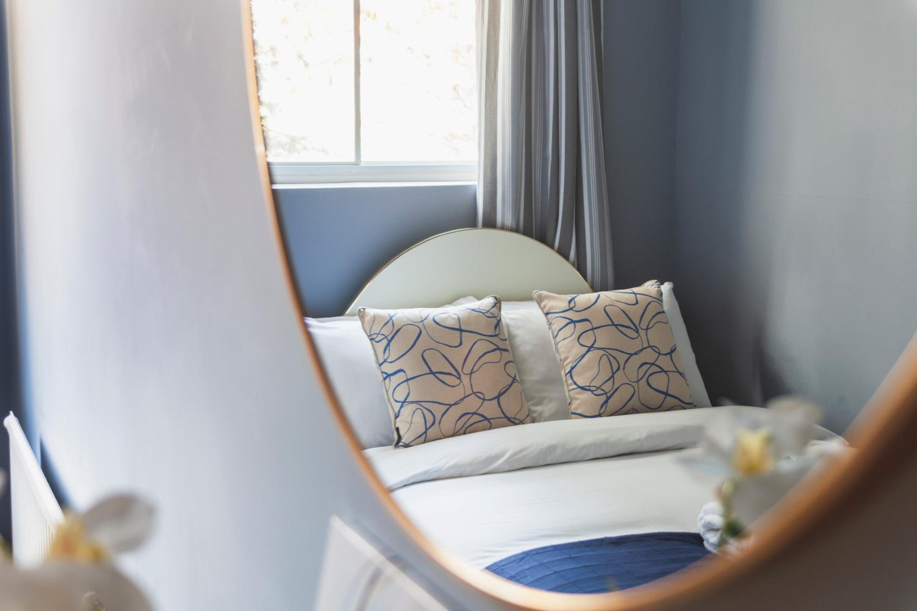 Couple's getaway 1BDR apt near Holland Park