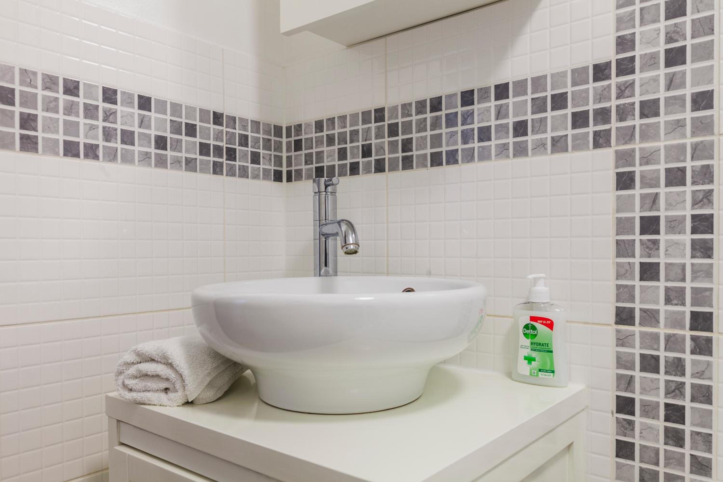 Couple's getaway 1BDR apt near Holland Park